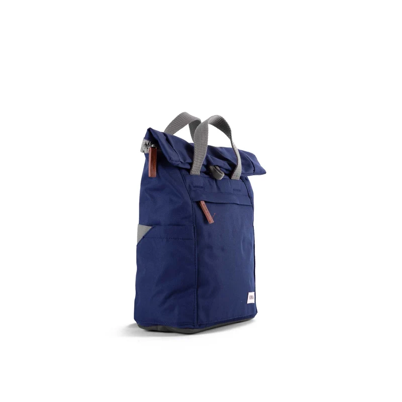 ROKA Finchley Eine kleine Tasche aus recyceltem Canvas mit Mineralienmotiv
