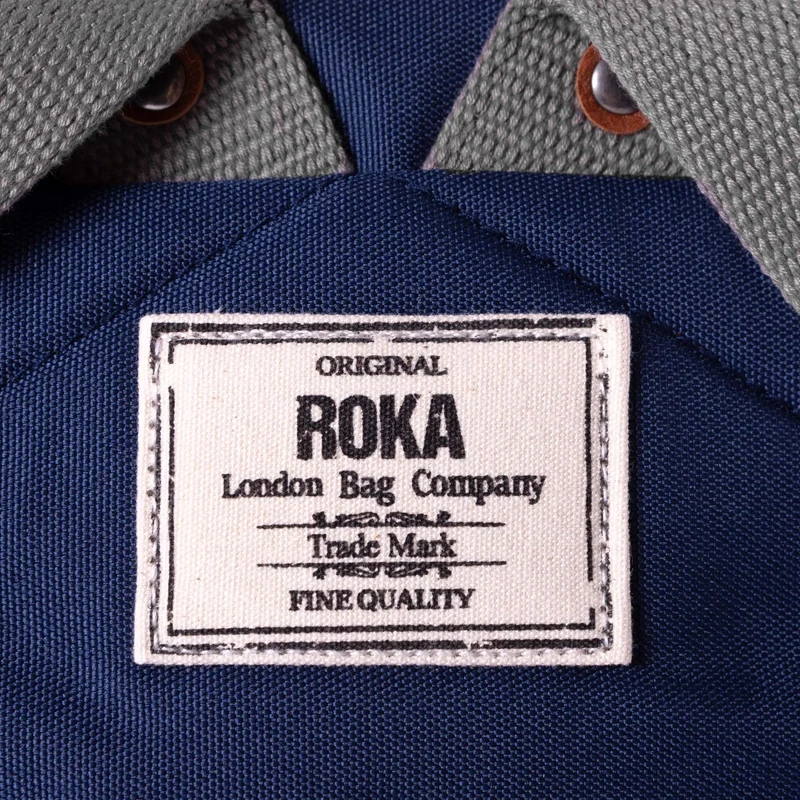 ROKA Finchley Eine kleine Tasche aus recyceltem Canvas mit Mineralienmotiv