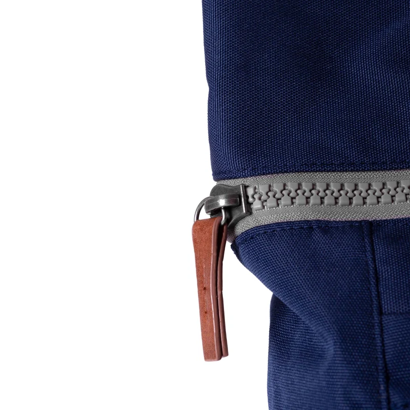 ROKA Finchley Eine kleine Tasche aus recyceltem Canvas mit Mineralienmotiv