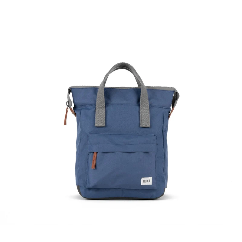 ROKA Bantry Kleine Tasche aus recyceltem Canvas, Farbe: Burnt Blue