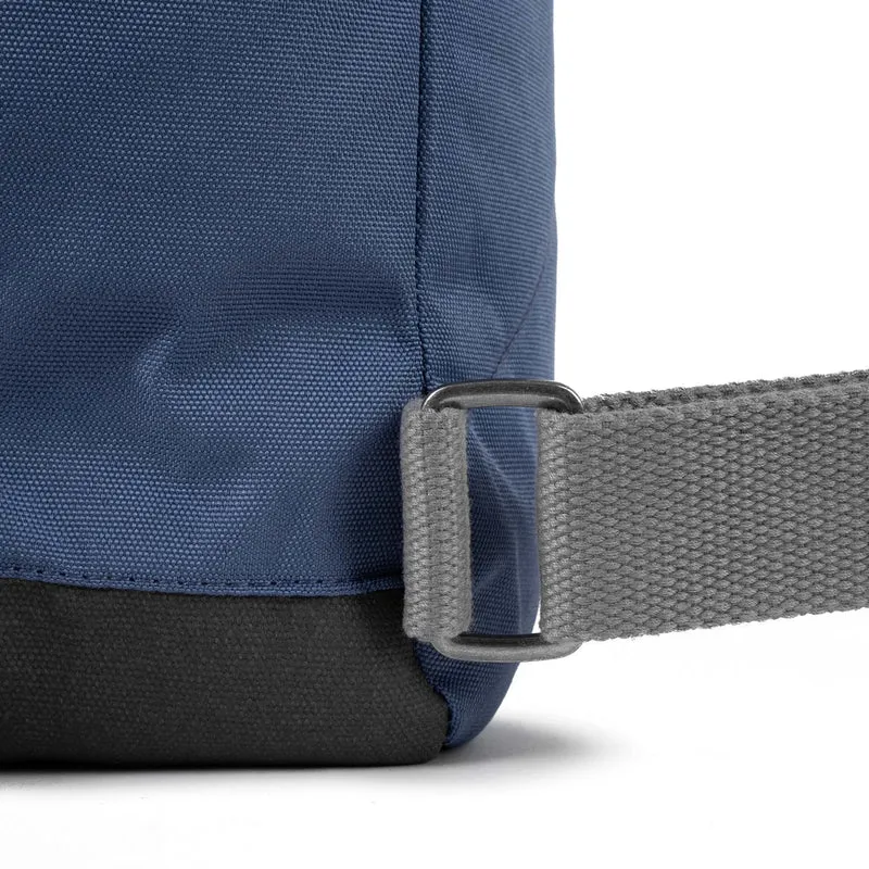 ROKA Bantry Kleine Tasche aus recyceltem Canvas, Farbe: Burnt Blue