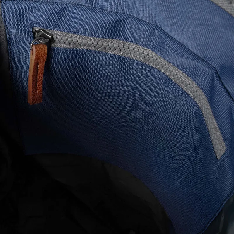 ROKA Bantry Kleine Tasche aus recyceltem Canvas, Farbe: Burnt Blue