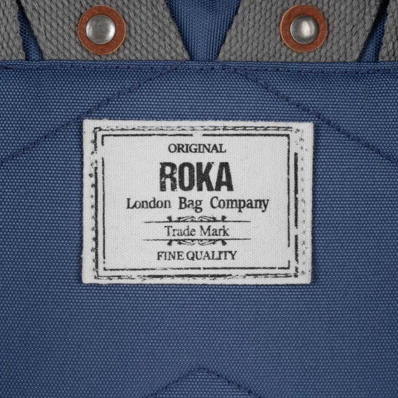 ROKA Bantry Kleine Tasche aus recyceltem Canvas, Farbe: Burnt Blue