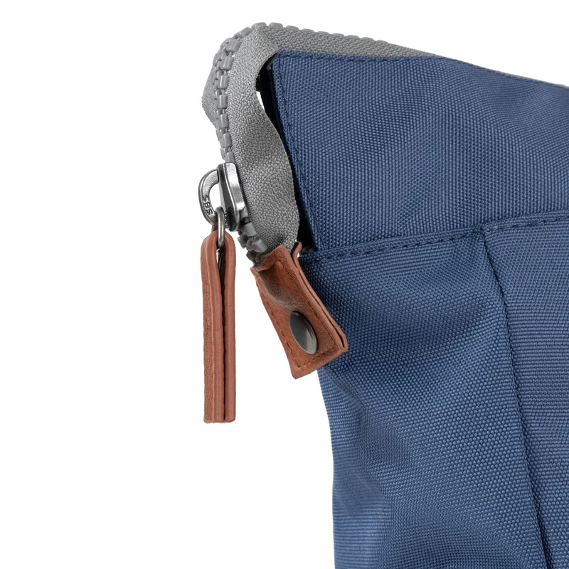 ROKA Bantry Kleine Tasche aus recyceltem Canvas, Farbe: Burnt Blue