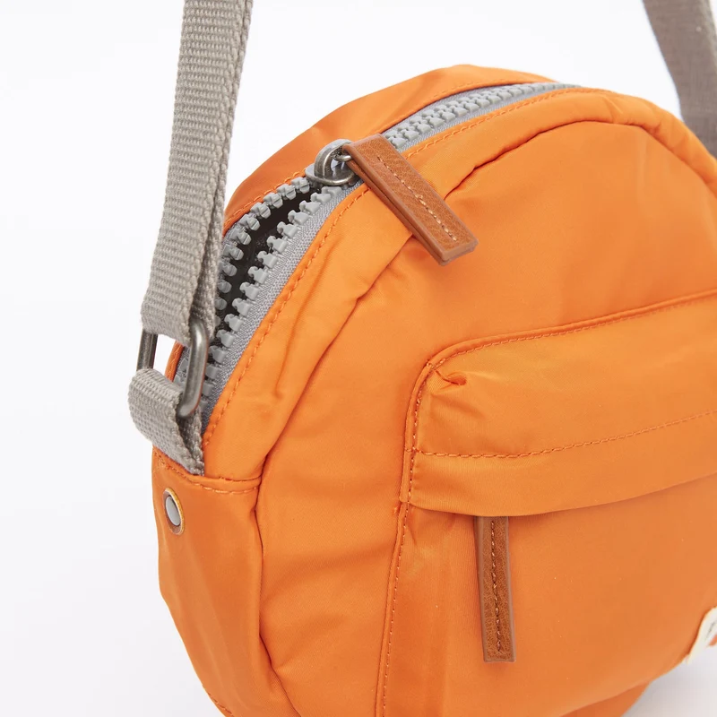 ROKA Paddington Kleine Tasche aus recyceltem Nylon, Farbe: B, Farbe: Burnt Orange