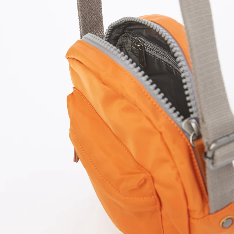 ROKA Paddington Kleine Tasche aus recyceltem Nylon, Farbe: B, Farbe: Burnt Orange