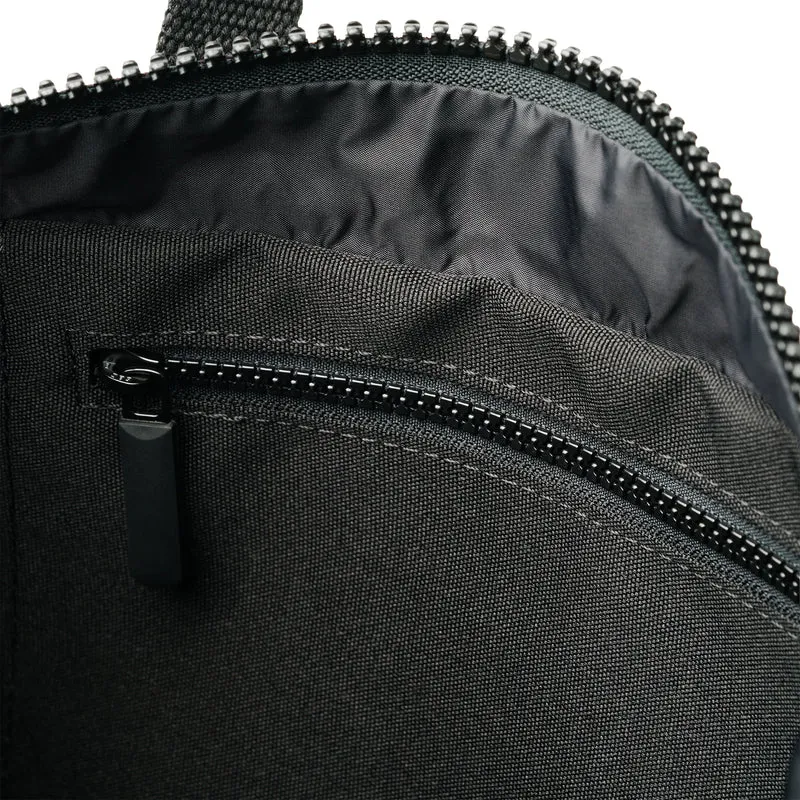 ROKA All Black Canfield B Ash Medium Tasche aus recyceltem Canvas