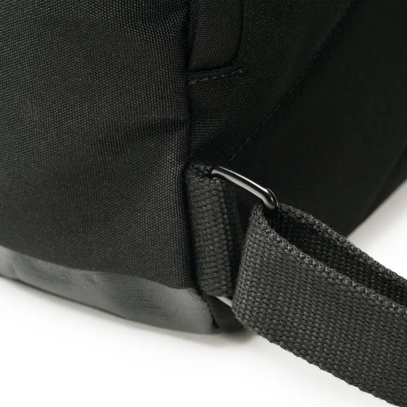 ROKA All Black Canfield B Ash Medium Tasche aus recyceltem Canvas