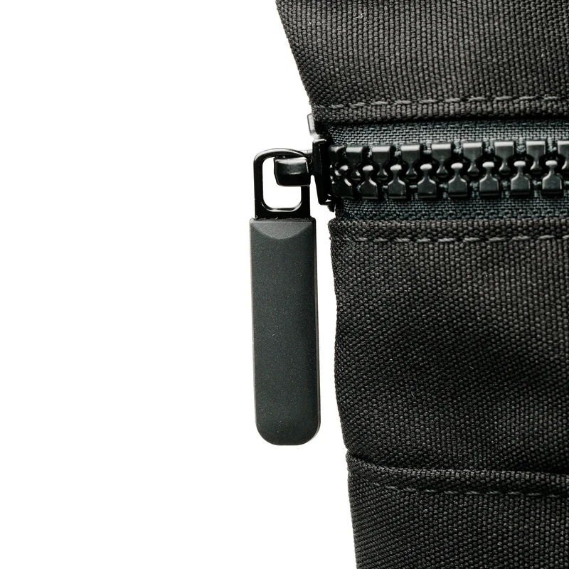 ROKA All Black Canfield B Ash Medium Tasche aus recyceltem Canvas