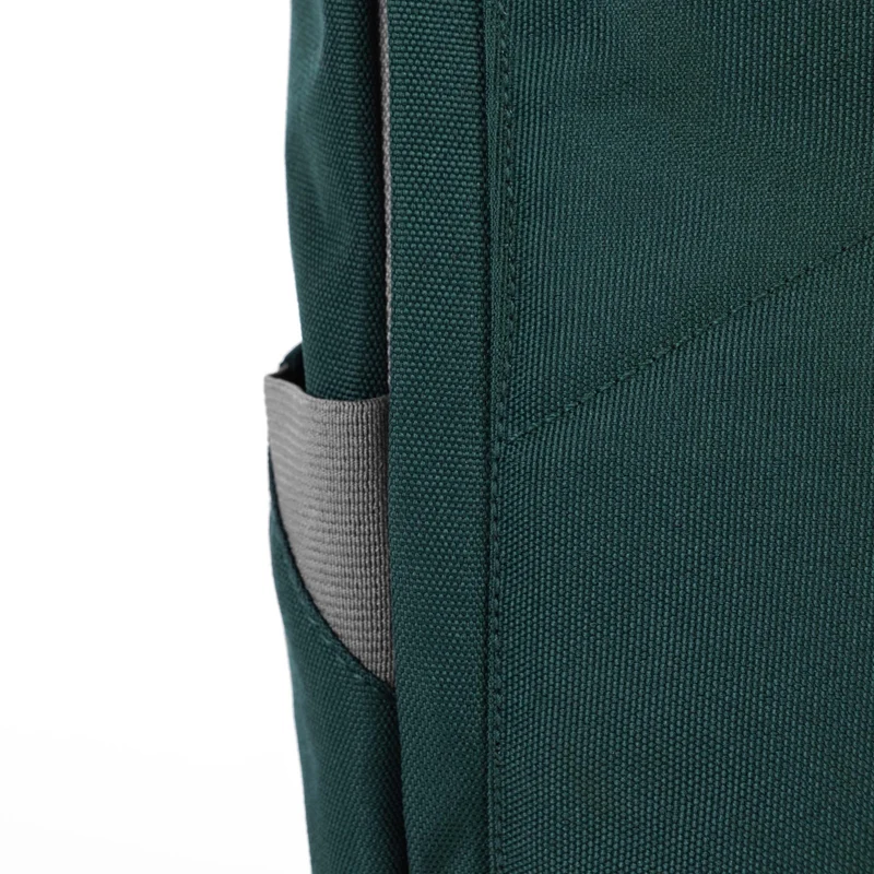 ROKA Finchley Eine kleine Tasche aus recyceltem Canvas von Forest