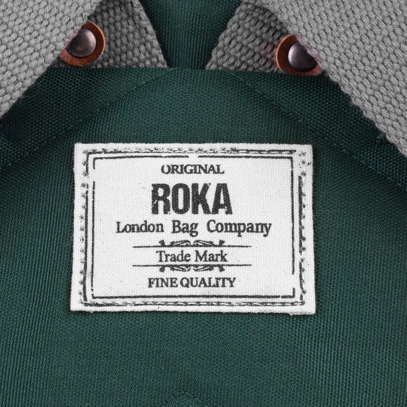 ROKA Finchley Eine kleine Tasche aus recyceltem Canvas von Forest
