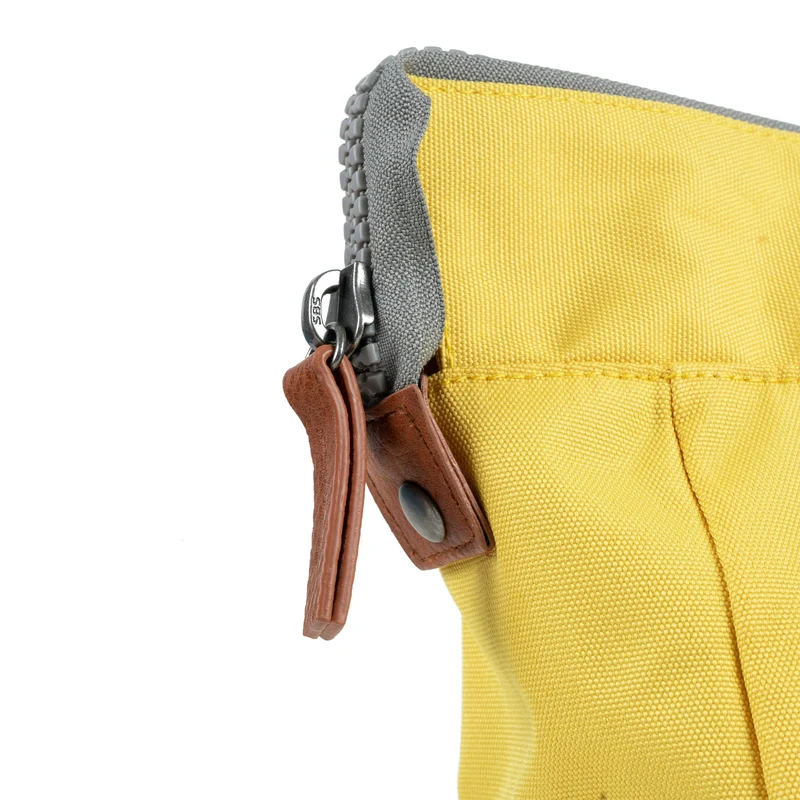 ROKA Bantry B Custard Kleine Tasche aus recyceltem Canvas