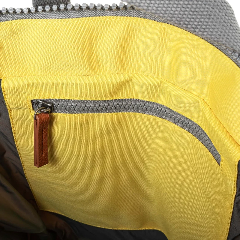 ROKA Bantry B Custard Kleine Tasche aus recyceltem Canvas