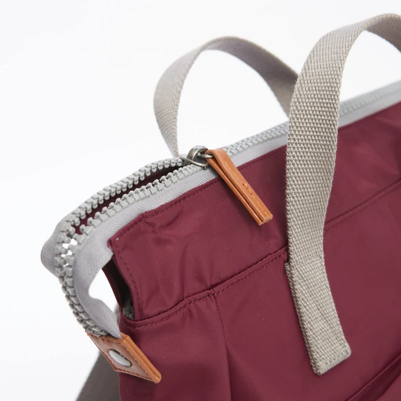 ROKA Bantry B Plum Medium Tasche aus recyceltem Nylon