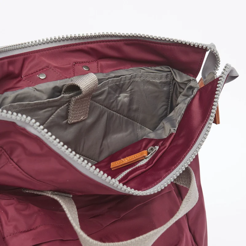 ROKA Bantry B Plum Medium Tasche aus recyceltem Nylon