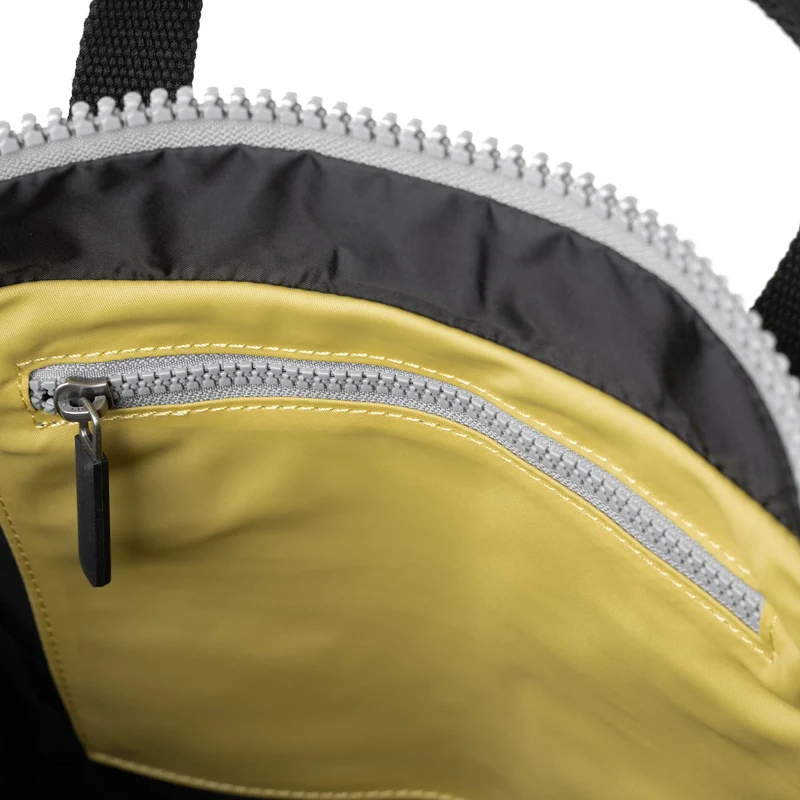 ROKA Black Label Canfield B Bambus-Tasche aus recyceltem Nylon, mittelgroß