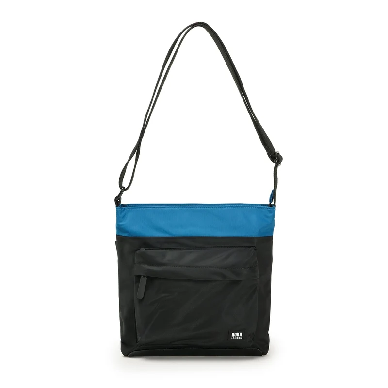 ROKA Kreativer Abfall Kennington B Black / Sea Port Medium Tasche aus recyceltem Nylon