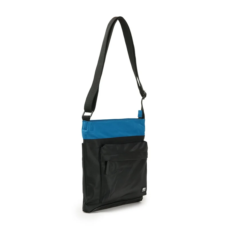ROKA Kreativer Abfall Kennington B Black / Sea Port Medium Tasche aus recyceltem Nylon