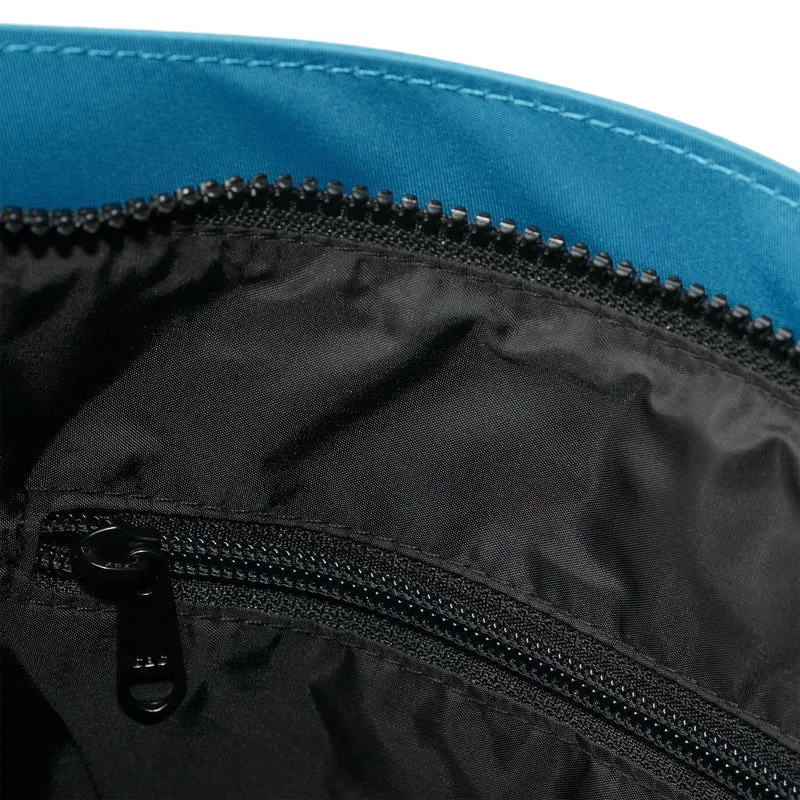 ROKA Kreativer Abfall Kennington B Black / Sea Port Medium Tasche aus recyceltem Nylon