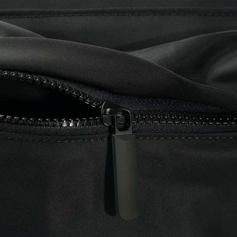 ROKA Kreativer Abfall Kennington B Black / Sea Port Medium Tasche aus recyceltem Nylon