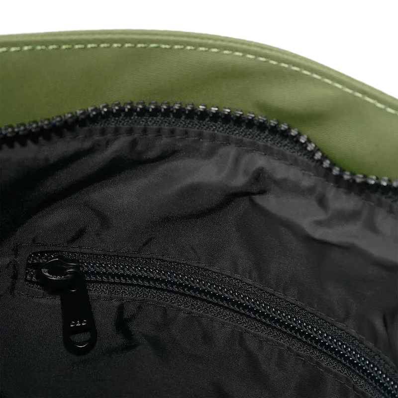 ROKA Kreativer Abfall Kennington B Schwarz / Avocado Mittelgroße Tasche aus recyceltem Nylon