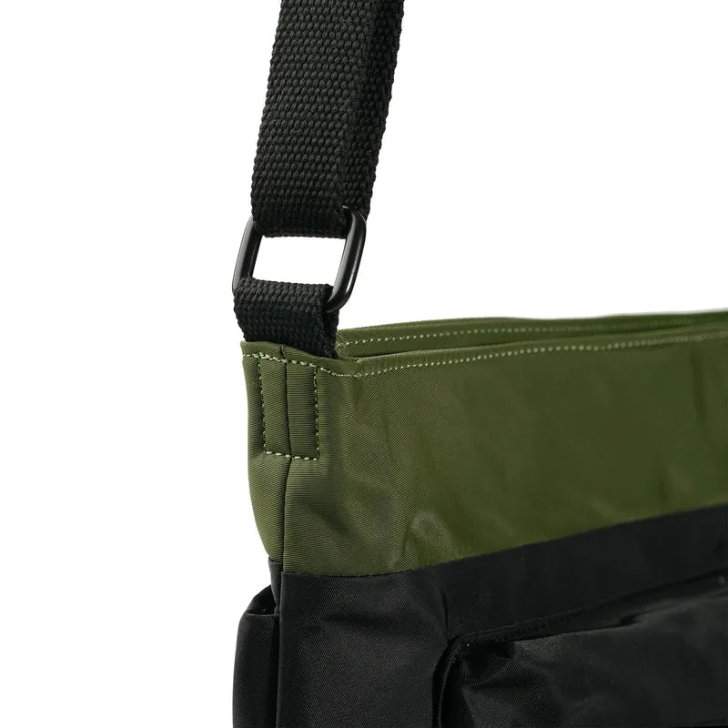 ROKA Kreativer Abfall Kennington B Schwarz / Avocado Mittelgroße Tasche aus recyceltem Nylon