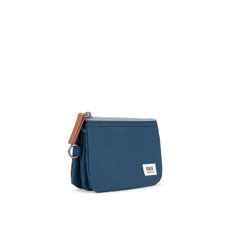 ROKA Carnaby Kleine Handtasche aus recyceltem Canvas in Dunkelblau