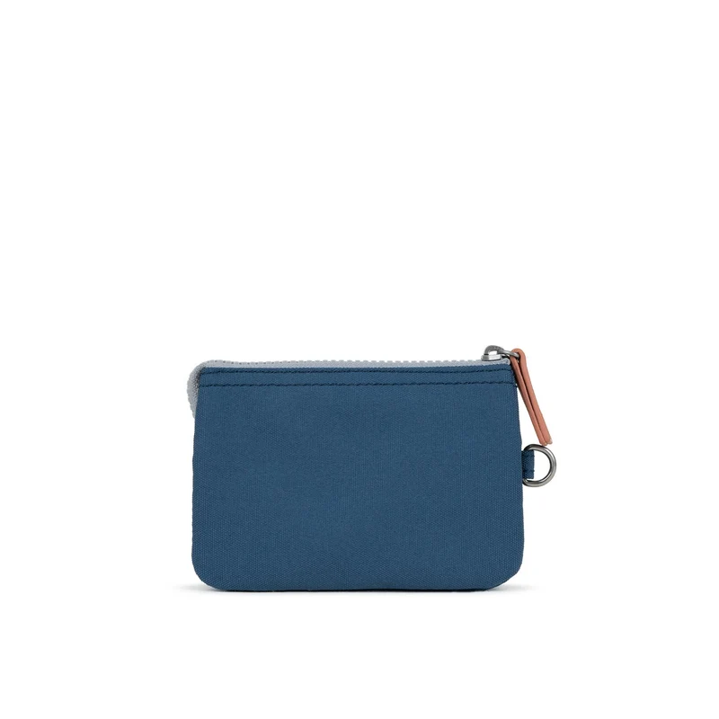 ROKA Carnaby Kleine Handtasche aus recyceltem Canvas in Dunkelblau