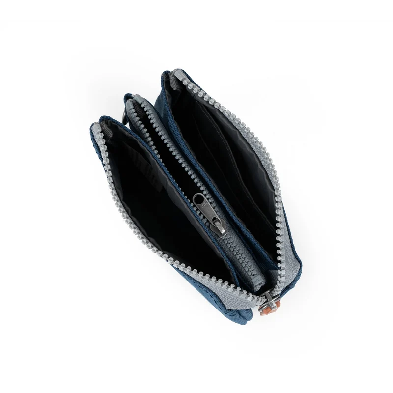 ROKA Carnaby Kleine Handtasche aus recyceltem Canvas in Dunkelblau