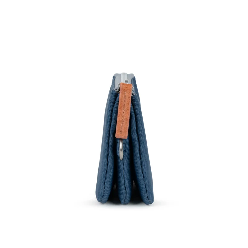ROKA Carnaby Kleine Handtasche aus recyceltem Canvas in Dunkelblau
