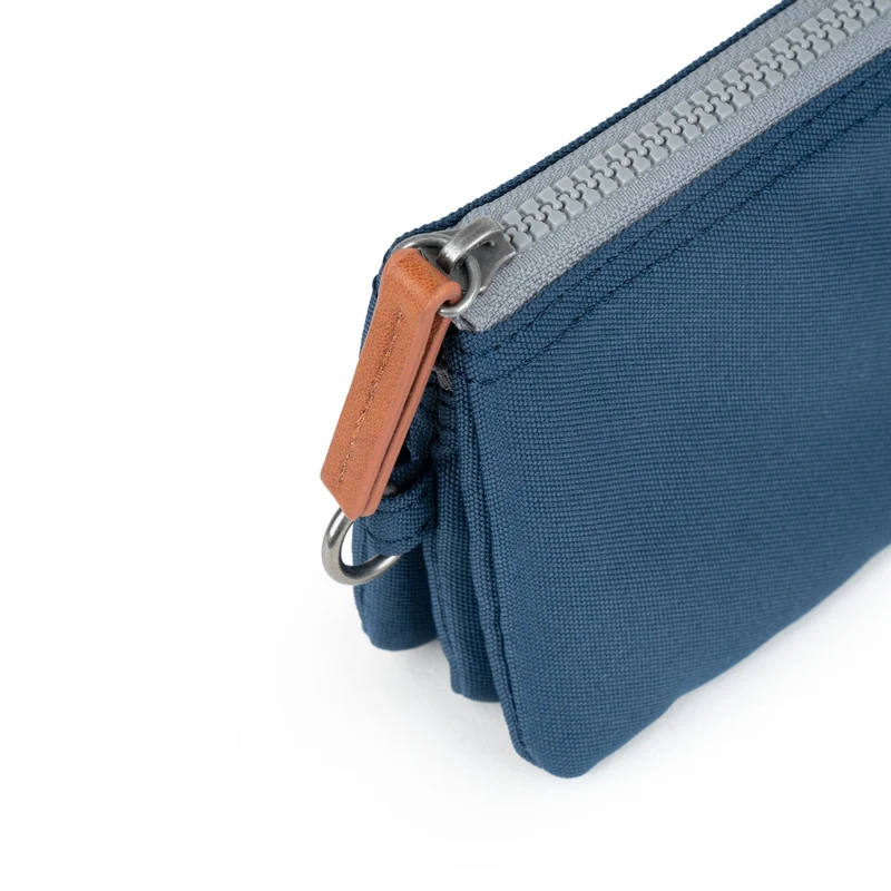 ROKA Carnaby Kleine Handtasche aus recyceltem Canvas in Dunkelblau
