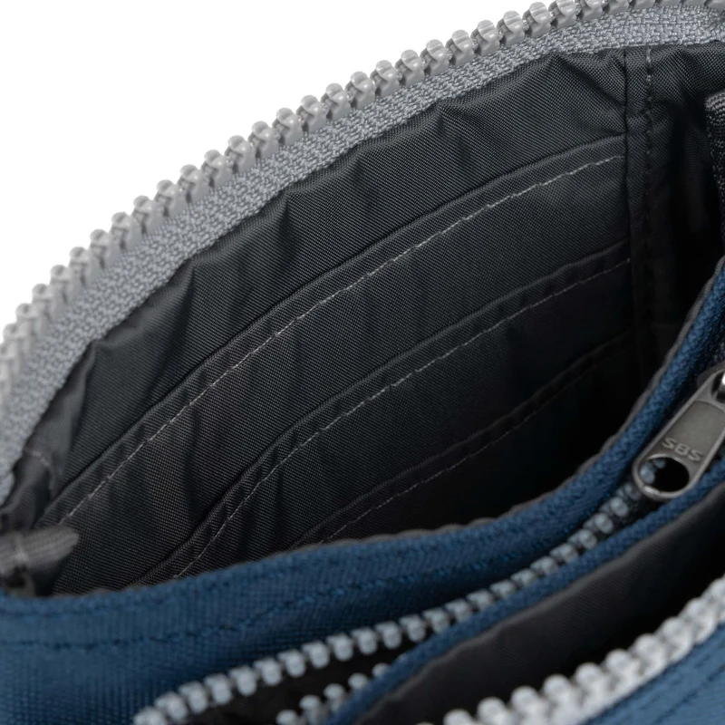 ROKA Carnaby Kleine Handtasche aus recyceltem Canvas in Dunkelblau