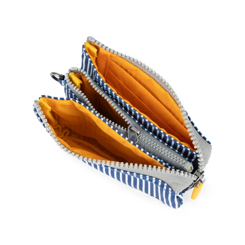 ROKA Carnaby Kleine Handtasche aus recyceltem Canvas mit Hickory-Streifen