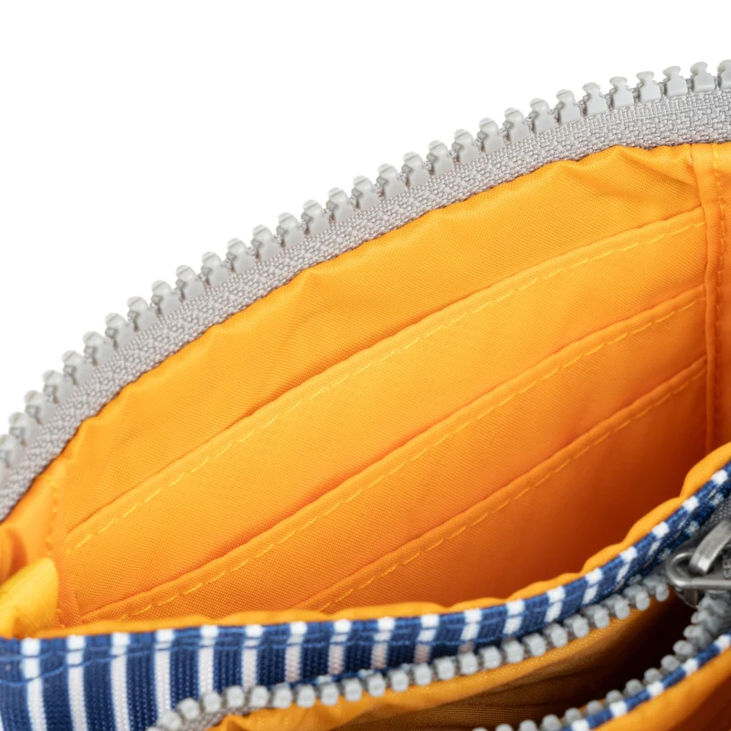 ROKA Carnaby Kleine Handtasche aus recyceltem Canvas mit Hickory-Streifen