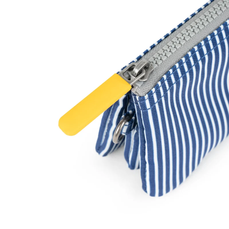 ROKA Carnaby Kleine Handtasche aus recyceltem Canvas mit Hickory-Streifen