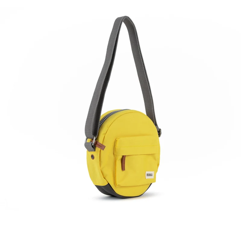 ROKA Paddington B Custard Kleine Tasche aus recyceltem Canvas