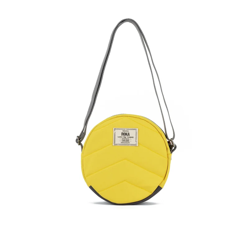ROKA Paddington B Custard Kleine Tasche aus recyceltem Canvas