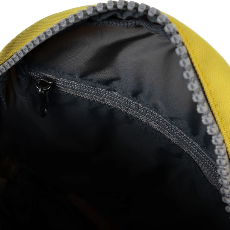 ROKA Paddington B Custard Kleine Tasche aus recyceltem Canvas