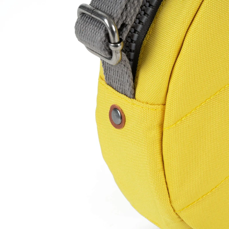ROKA Paddington B Custard Kleine Tasche aus recyceltem Canvas