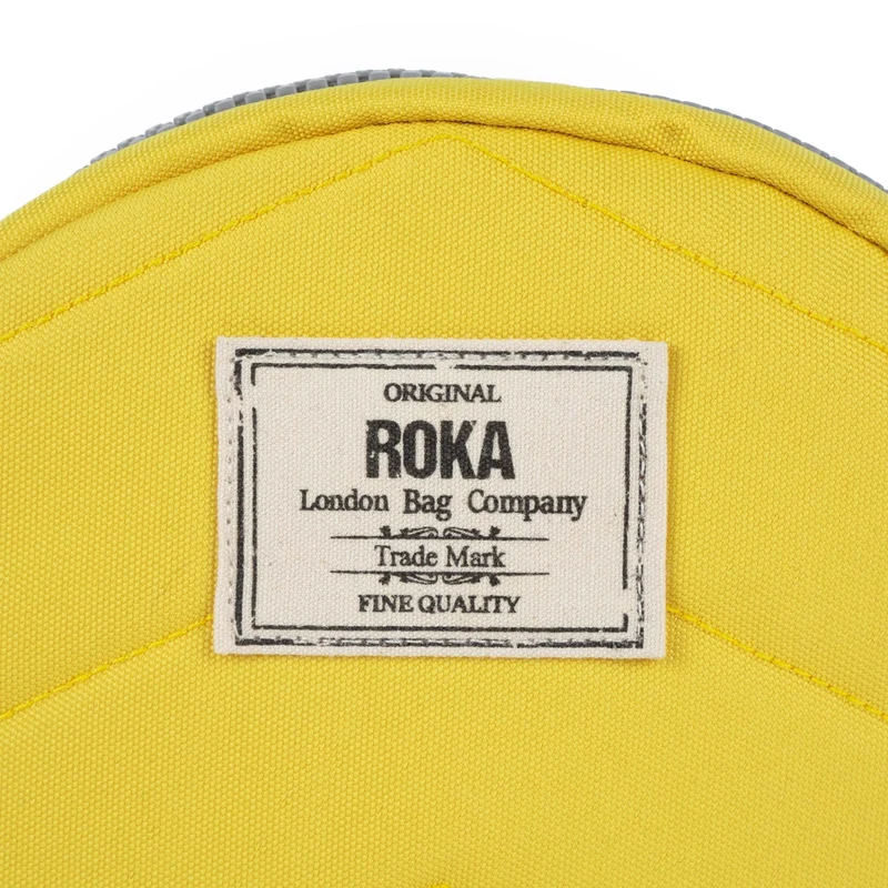 ROKA Paddington B Custard Kleine Tasche aus recyceltem Canvas