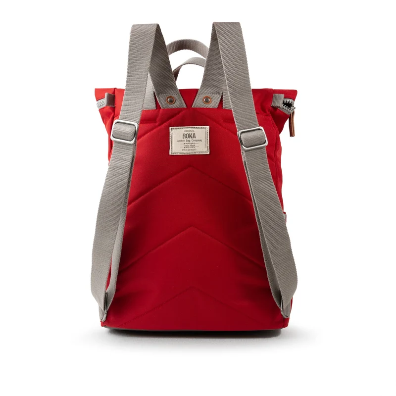 ROKA Finchley Eine große Tasche aus recyceltem Canvas in Marsrot