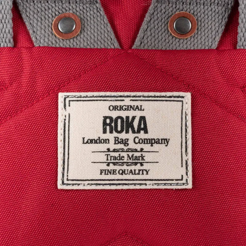 ROKA Finchley Eine große Tasche aus recyceltem Canvas in Marsrot