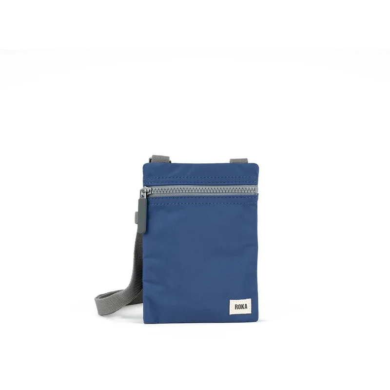 ROKA Chelsea Tasche aus recyceltem Nylon in gebranntem Blau