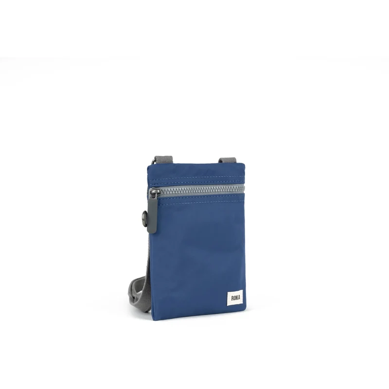 ROKA Chelsea Tasche aus recyceltem Nylon in gebranntem Blau