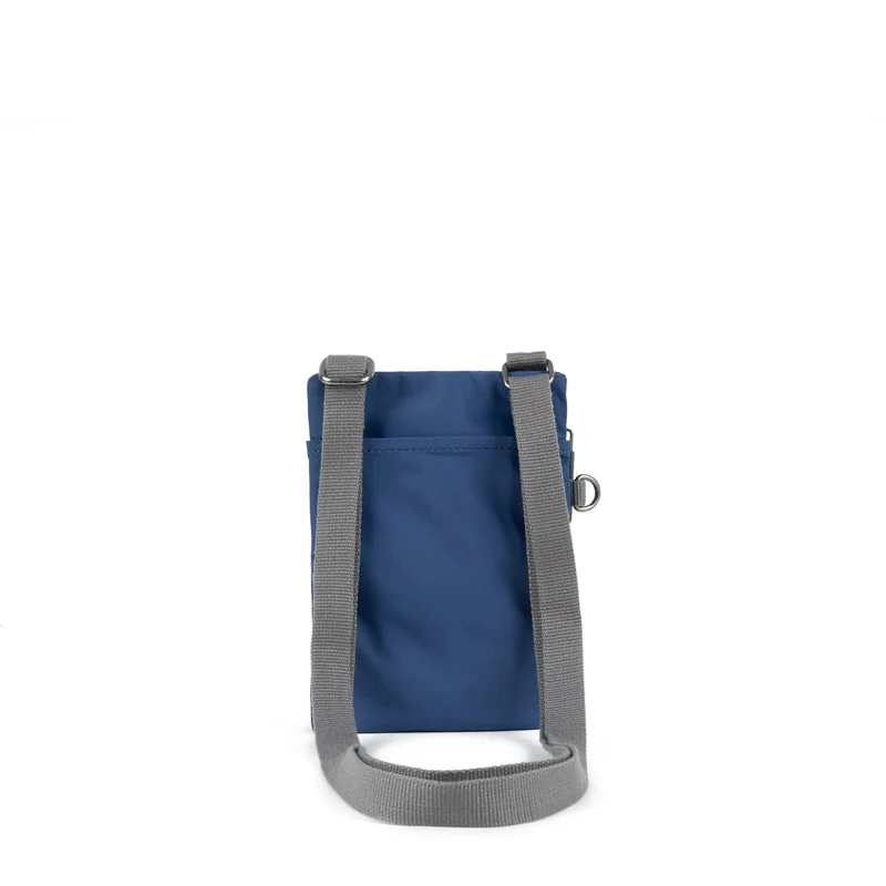 ROKA Chelsea Tasche aus recyceltem Nylon in gebranntem Blau