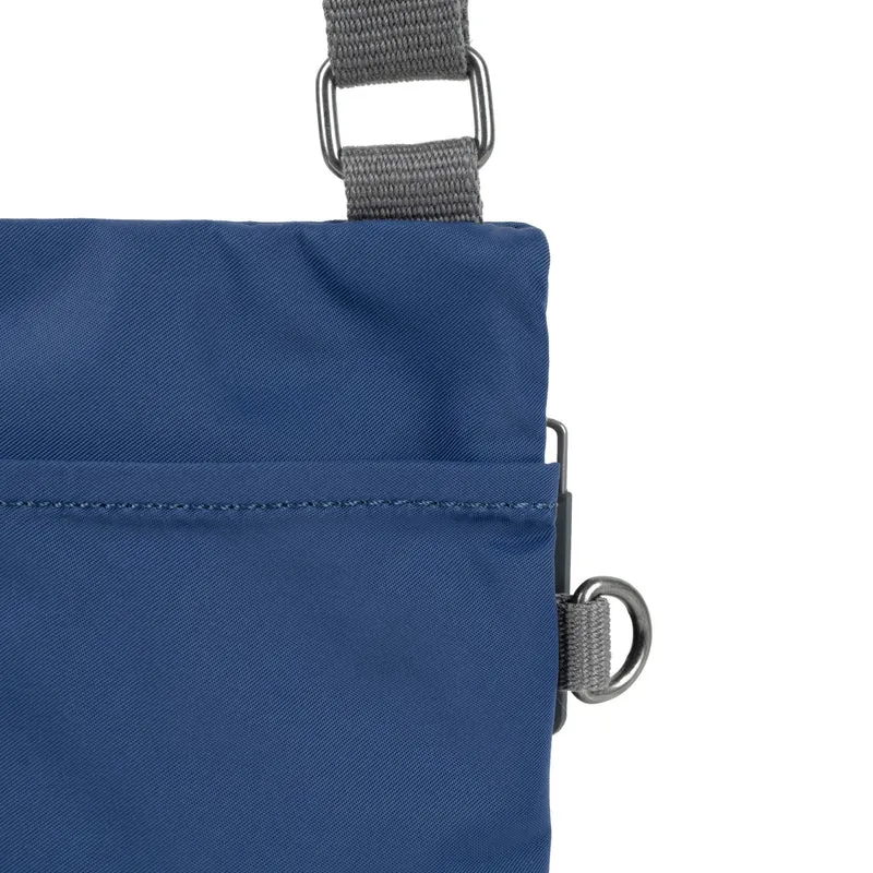 ROKA Chelsea Tasche aus recyceltem Nylon in gebranntem Blau