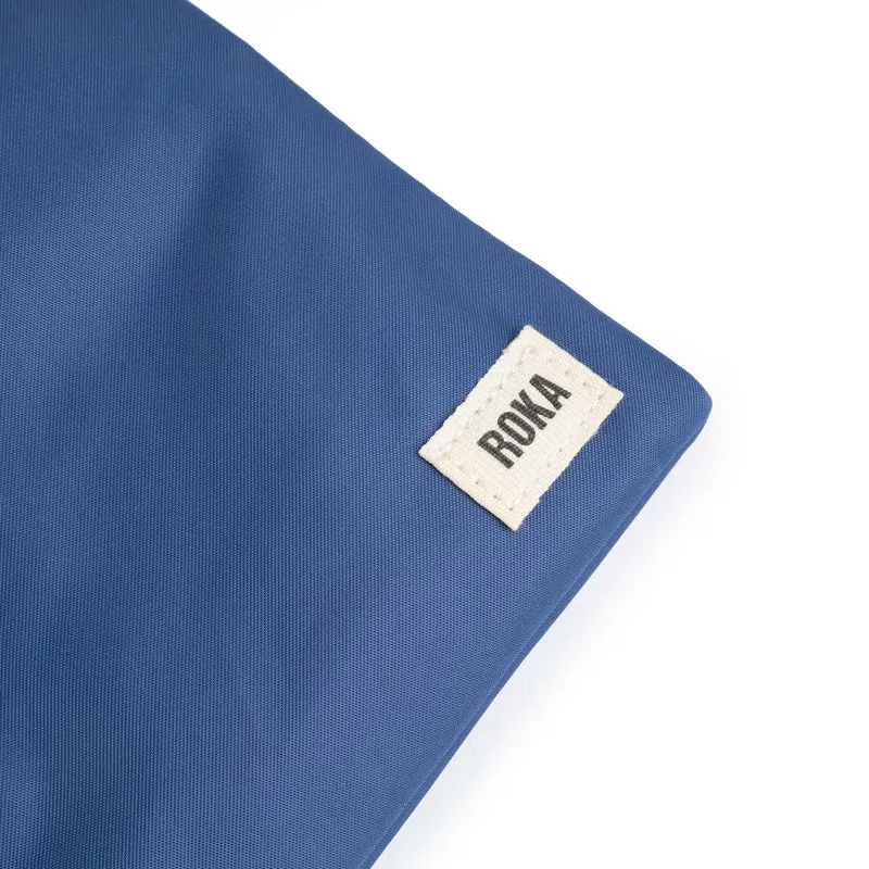 ROKA Chelsea Tasche aus recyceltem Nylon in gebranntem Blau
