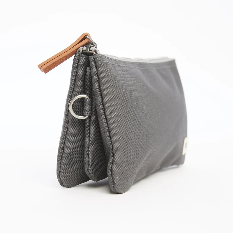 ROKA Carnaby Kleine Geldbörse aus recyceltem Canvas von Carbon