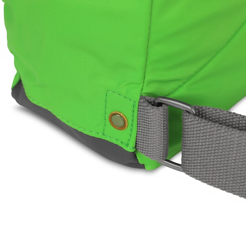 ROKA Bantry B Kelly Green Kleine Tasche aus recyceltem Nylon