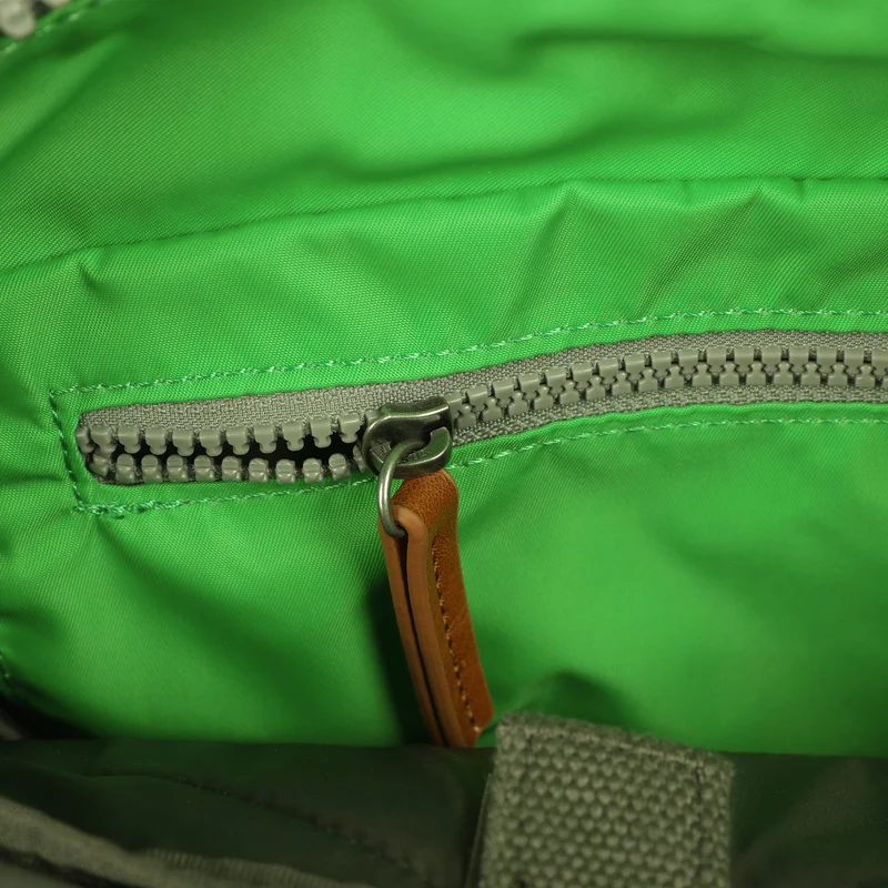 ROKA Bantry B Kelly Green Kleine Tasche aus recyceltem Nylon